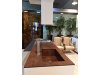 Composit Cucina Modello Mood ad isola con tavolo integrato + colonne Del Tongo Industrie Design Modello Amalfi in Quercia Daquara Scura .