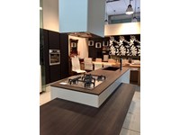 Composit Cucina Modello Mood ad isola con tavolo integrato + colonne Del Tongo Industrie Design Modello Amalfi in Quercia Daquara Scura .