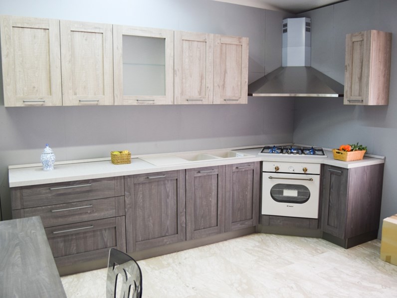 Cucina ad angolo in laminato materico a prezzo scontato 70% Cucina ad angolo in laminato materico a prezzo scontato 70%