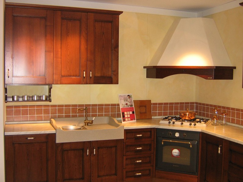 Cucina ad angolo in legno a prezzo scontato 50% Cucina ad angolo in legno a prezzo scontato 50%