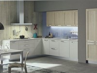 Composizione cucina con abbinamento rovere provenza e basi colore canapa