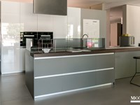 Cucine ad isola Icon di Ernestomeda super accessoriata scontata del 41%