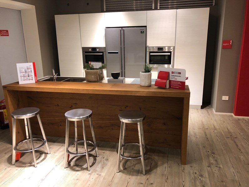 Cucina ad isola in laminato opaco a prezzo ribassato 47% Cucina ad isola in laminato opaco a prezzo ribassato 47%