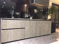 Cucina ad isola in legno a prezzo ribassato 50%