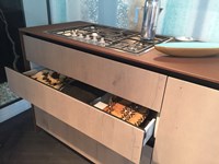 particolare guide cassetti e piano cottura Smeg ribassato