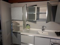 cucina lineare modello Horizon con ante vetro laccato