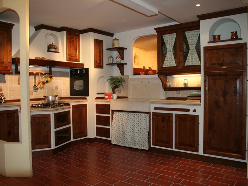 Cucina Apm in legno di noce e scocca in listellare Cucina Apm in legno di noce e scocca in listellare