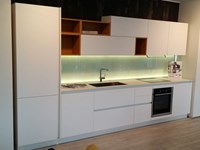 Cucina lineare arredo 3 laminato bianco seta taglio laser top neolith elettrodomestici neff schienale vetro retroilluminato larghezza 378 cm