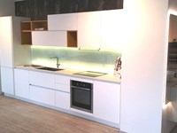 Cucina lineare arredo 3 laminato bianco seta taglio laser top neolith elettrodomestici neff schienale vetro retroilluminato larghezza 378 cm