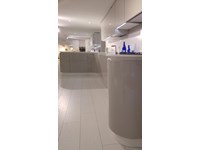 Cucina Arredo3 curva laccato lucido con piano silestone