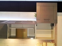 Pensili con ante a ribalta e planare verticale