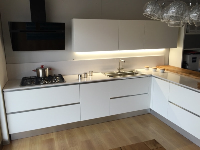Cucina artigianale moderna con penisola laccata bianco opaco con ... Tavolo con piano in quarzo