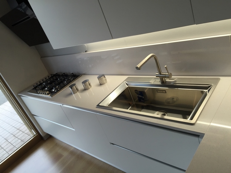 Cucina artigianale moderna con penisola laccata bianco opaco con ... Tavolo con piano in quarzo