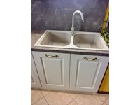 Lavandino in fragranite a due vasche per cucina lineare.