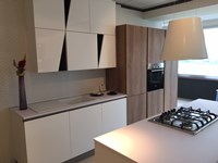 cucina stosa moderna con isola in promozione