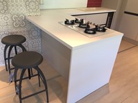 cucina con penisola di esposizione in offerta