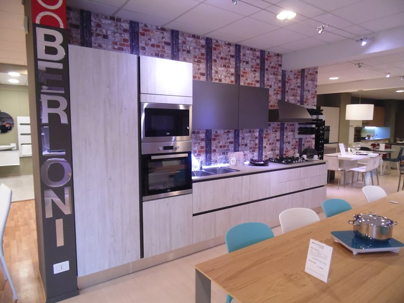 Cucina Berloni modello B50 Deck Bianco Latte Scontato del -48 % Cucina Berloni modello B50 Deck Bianco Latte Scontato del -48 %