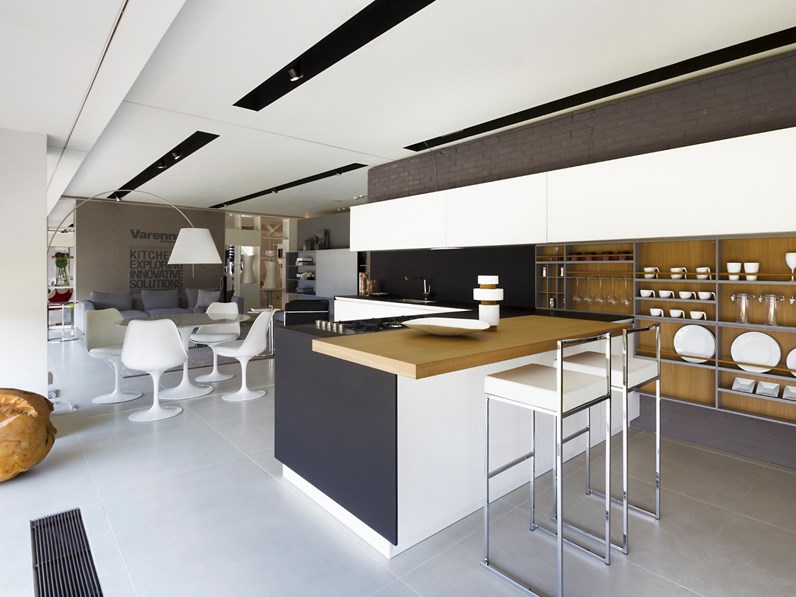 Cucina Bianca Design Con Penisola Twelve Poliform In Offerta Outlet