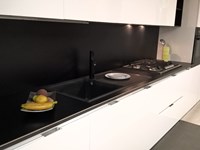 Dettaglio lavello fragranite cucina lineare in promozione