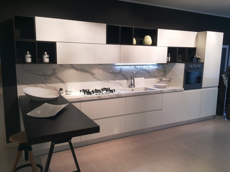 Cucina bianca moderna lineare Wega Arredo3 in Offerta Outlet Cucina bianca moderna lineare Wega Arredo3 in Offerta Outlet