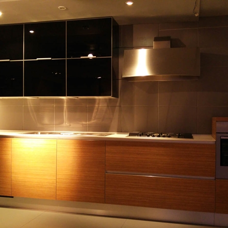 Cucina Cesar design in vetro nero e teak - Cucine a prezzi scontati Cucina Cesar design in vetro nero e teak - Cucine a prezzi scontati