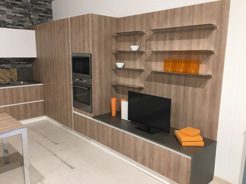 Cucina Astra angolare con porta TV colore rovere e bianco opaco Cucina Astra angolare con porta TV colore rovere e bianco opaco