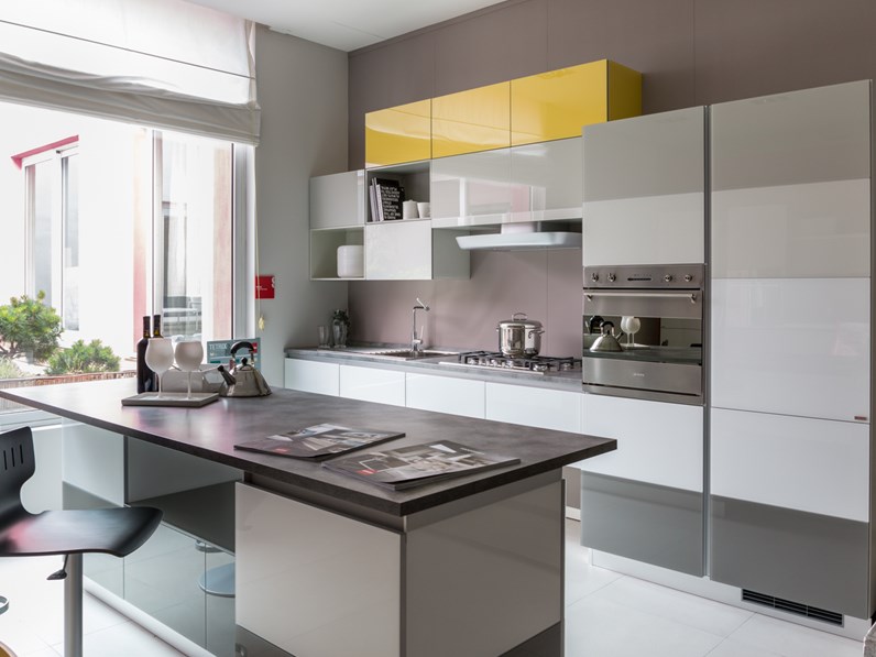 con isola Scavolini modello Tetrix scontata del 55% con isola Scavolini modello Tetrix scontata del 55%