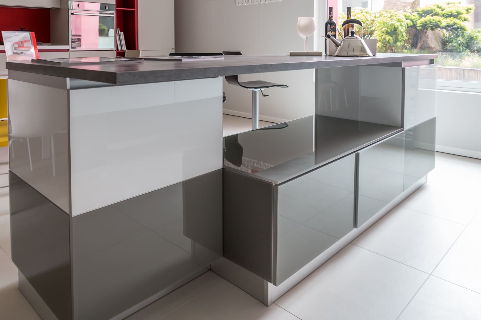 https://www.outletarredamento.it/img/cucine/cucina-con-isola-modello-tetrix-scontata-del-55_O8.jpg