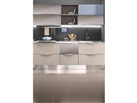 cucina moderna con penisola in grigio cemento