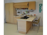 Cucina con penisola Dada in rovere naturale scontata del 60%