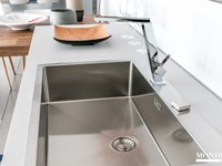 cucina con penisola Ernestomeda modello One scontata del 40%