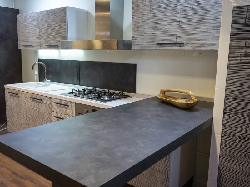 Cucina con penisola moderna lineare offerta convenienza in legno e ... Cucina con piano lavoro a scomparsa
