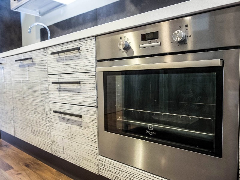 Cucina con penisola moderna lineare offerta convenienza in legno e ... Cucina moderna angolare con penisola