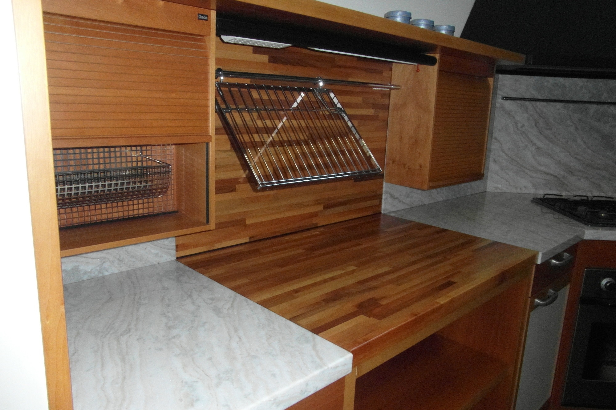 Cucina dada in noce schienale e top in marmo karibib piano in ...