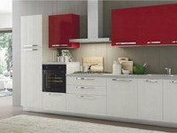Accostamento finitura lino con ante colore rosso lucido rivenditore Mottes Mobili