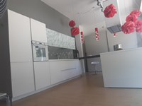 Cucina con snack e pensili in vetro