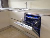CUCINA DI MOSTRA CON BANCONE SNACK MODERNA LACCATA CEMENTO