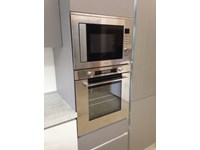 CUCINA DI MOSTRA CON BANCONE SNACK MODERNA LACCATA CEMENTO