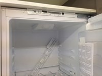 CUCINA DI MOSTRA CON BANCONE SNACK MODERNA LACCATA CEMENTO