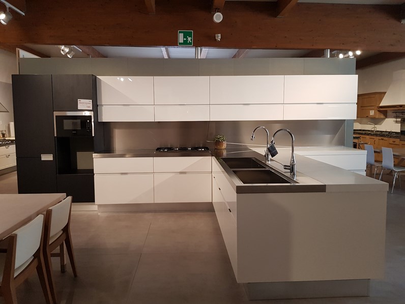 Cucina Ernestomeda laccato lucido a prezzo scontato 55% Cucina Ernestomeda laccato lucido a prezzo scontato 55%