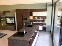 Cucina Essebi con isola bianco opaco finitura soft in offerta