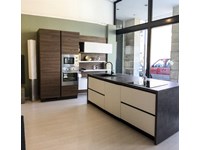 Cucina Essebi con isola bianco opaco soft in offerta