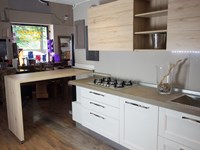 cucina con penisola vintage white in offerta composizione bloccata nuovimondi
