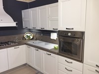 cucina con penisola di esposizione in offerta