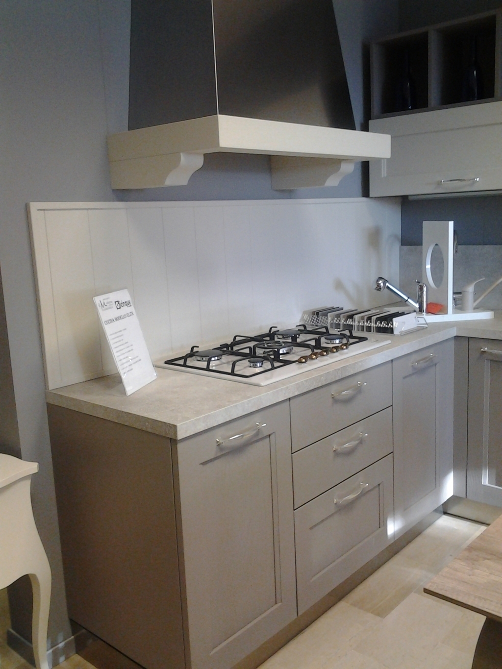 Cucina tortora e grigio : cucina acciaio 4 fuochi. cucina a gas in ...