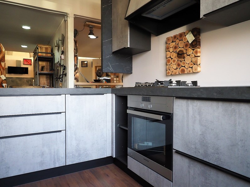 Cucina Grigio Moderna Con Penisola Ossido Cemento Con Cappa Industrial Nuovi Mondi Cucine Scontata