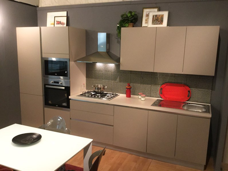 Cucina lineare in promozione con ante colore tortora effetto seta completa di elettrodomestici Cucina color tortora