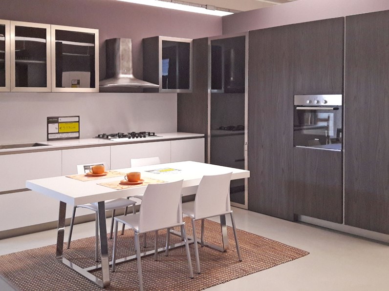 Cucina LAB13 by Aran Cucine bianco e noce scuro con cabina angolo