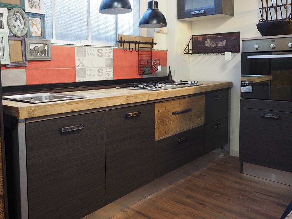 Cucina industrial chic moderna con colonna angolo top legno ... Top cucina da 6 cm