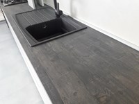 cucina lineare con maniglia effetto gola laccato nero opaco